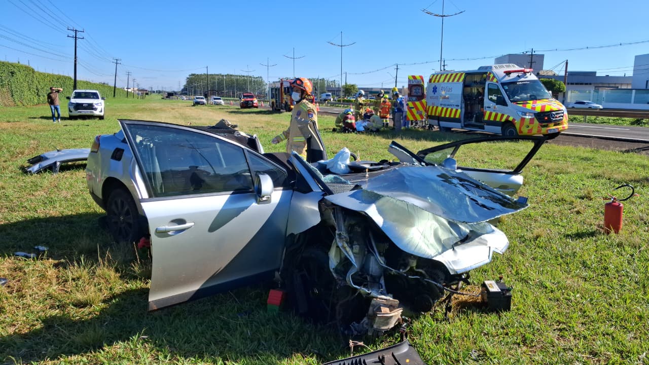 Carro bate em muro na BR-369 e deixa três mulheres feridas