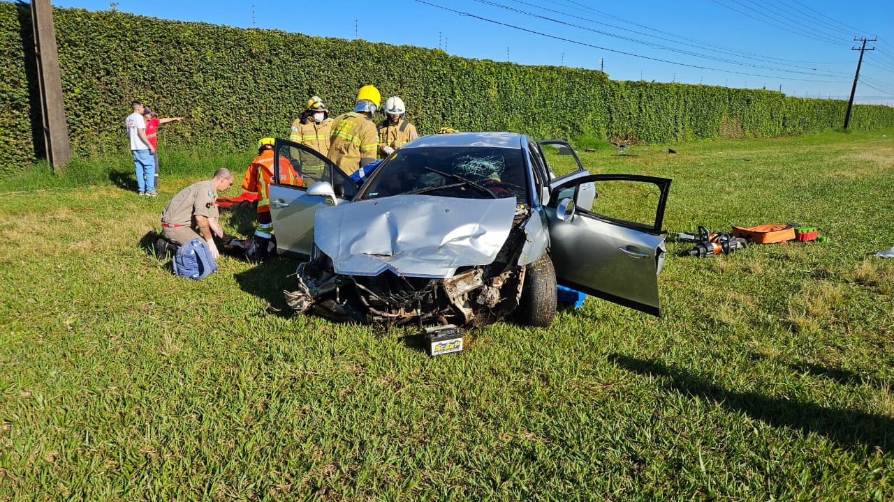 Carro bate em muro na BR-369 e deixa três mulheres feridas