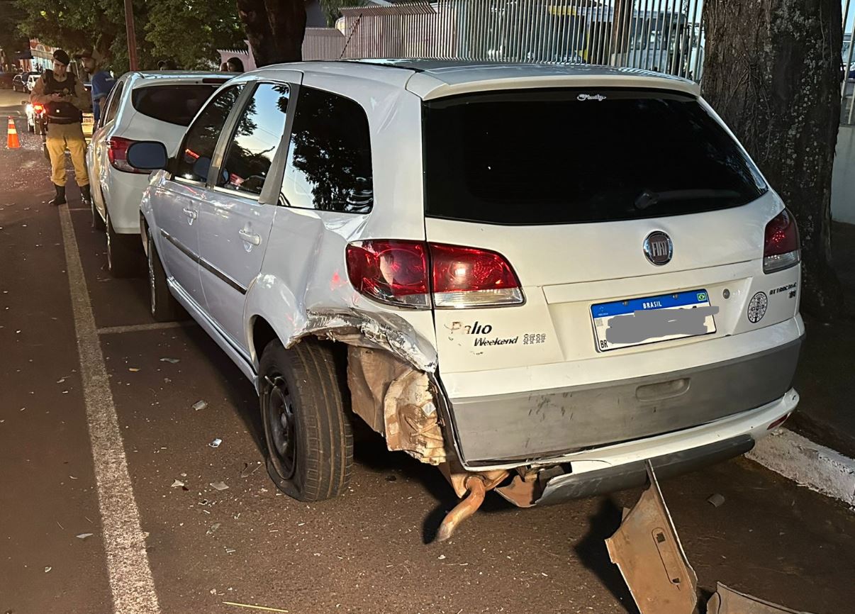 Carro desgovernado atinge três veículos estacionados em Apucarana