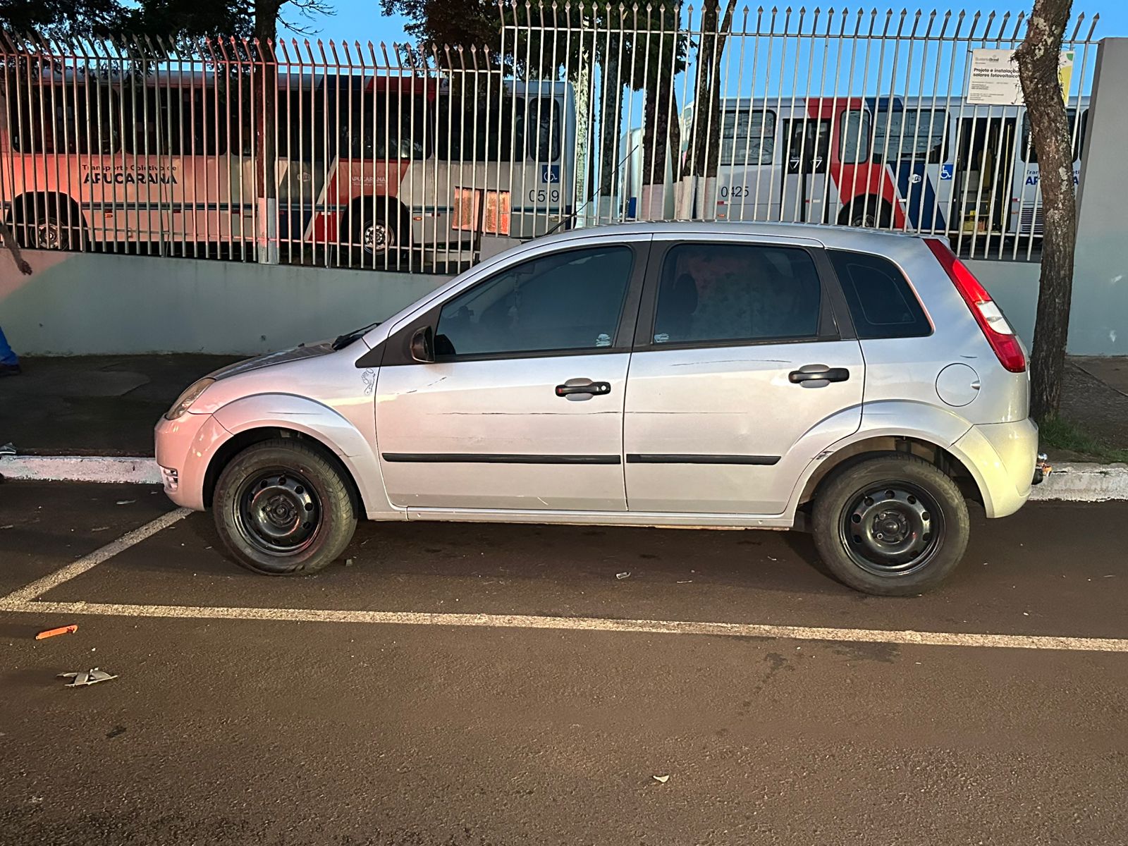Carro desgovernado atinge três veículos estacionados em Apucarana