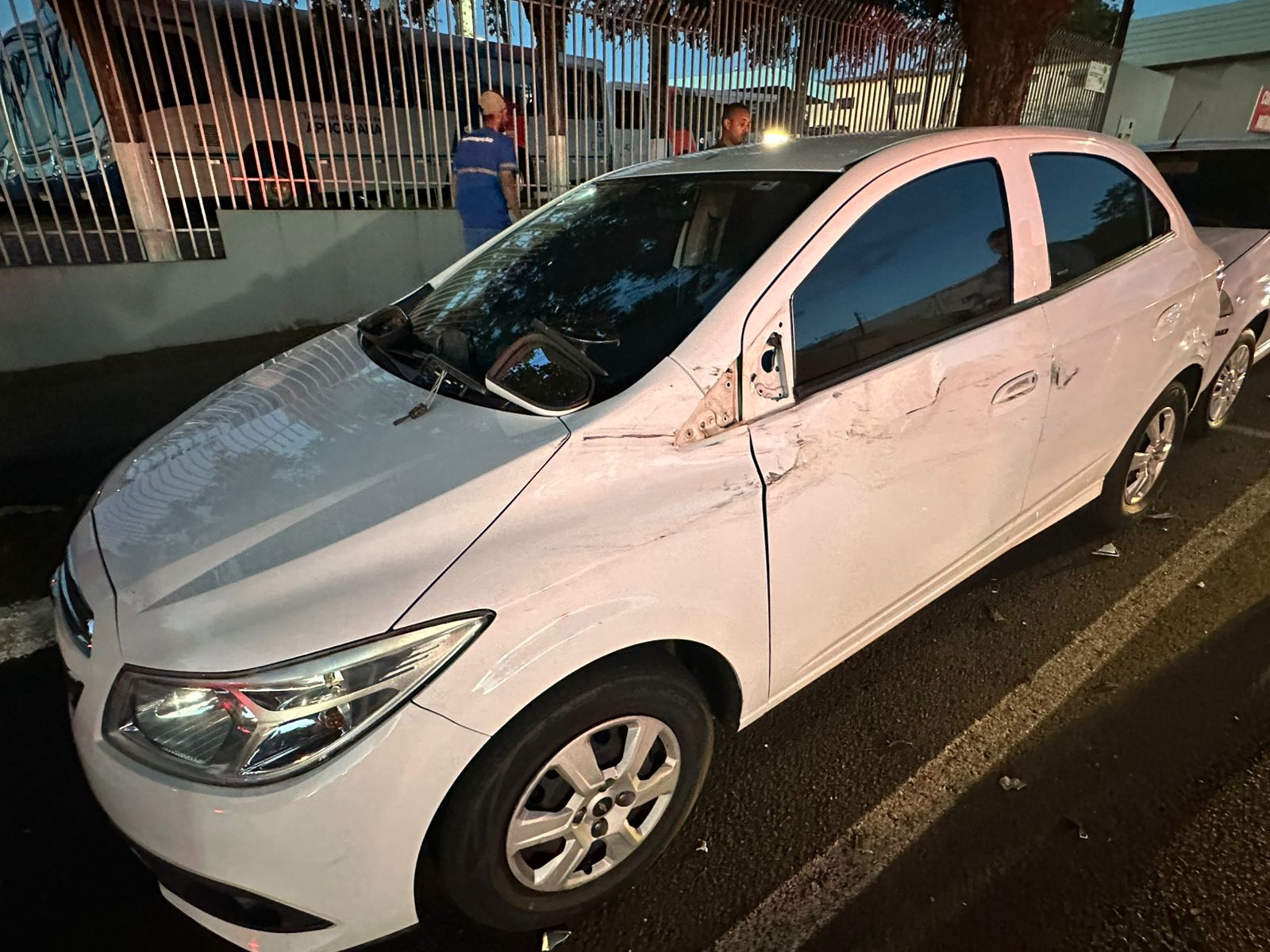 Carro desgovernado atinge três veículos estacionados em Apucarana