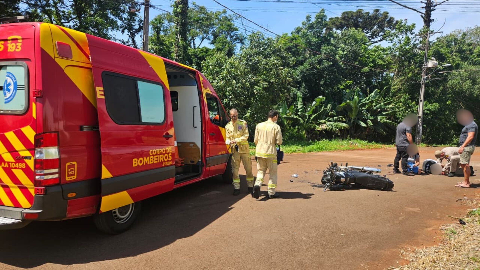 Casal fica ferido após colisão entre moto e Range Rover em Apucarana