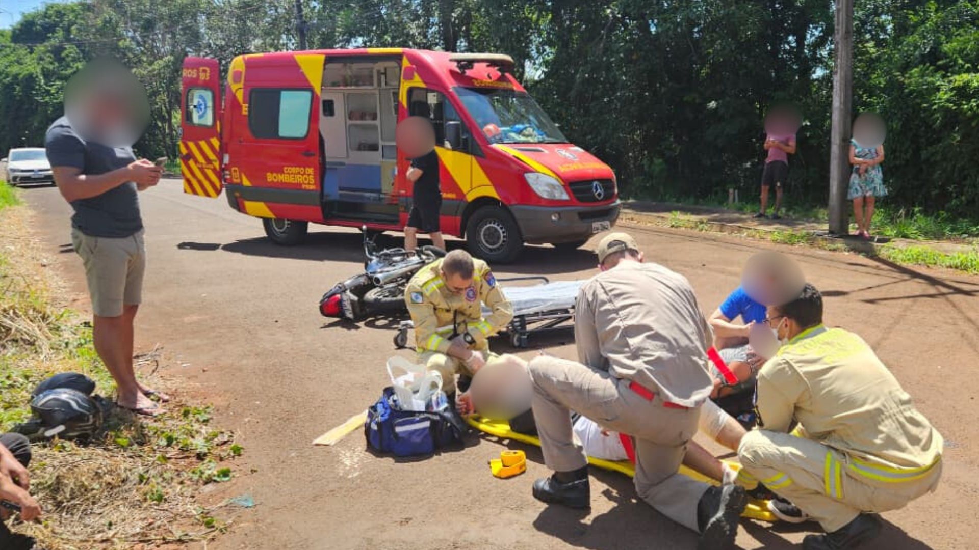 Casal fica ferido após colisão entre moto e Range Rover em Apucarana
