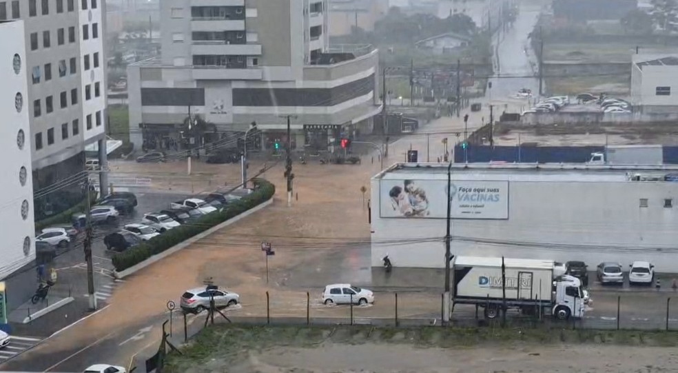 Chuva forte causa alagamentos na Grande Florianópolis, em SC
