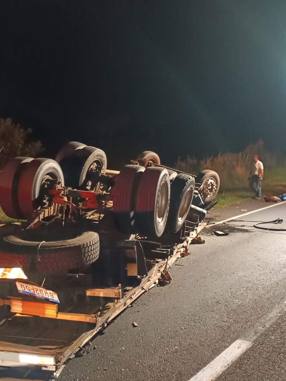 Cinco pessoas morrem após acidente entre carro e caminhão em Arapongas