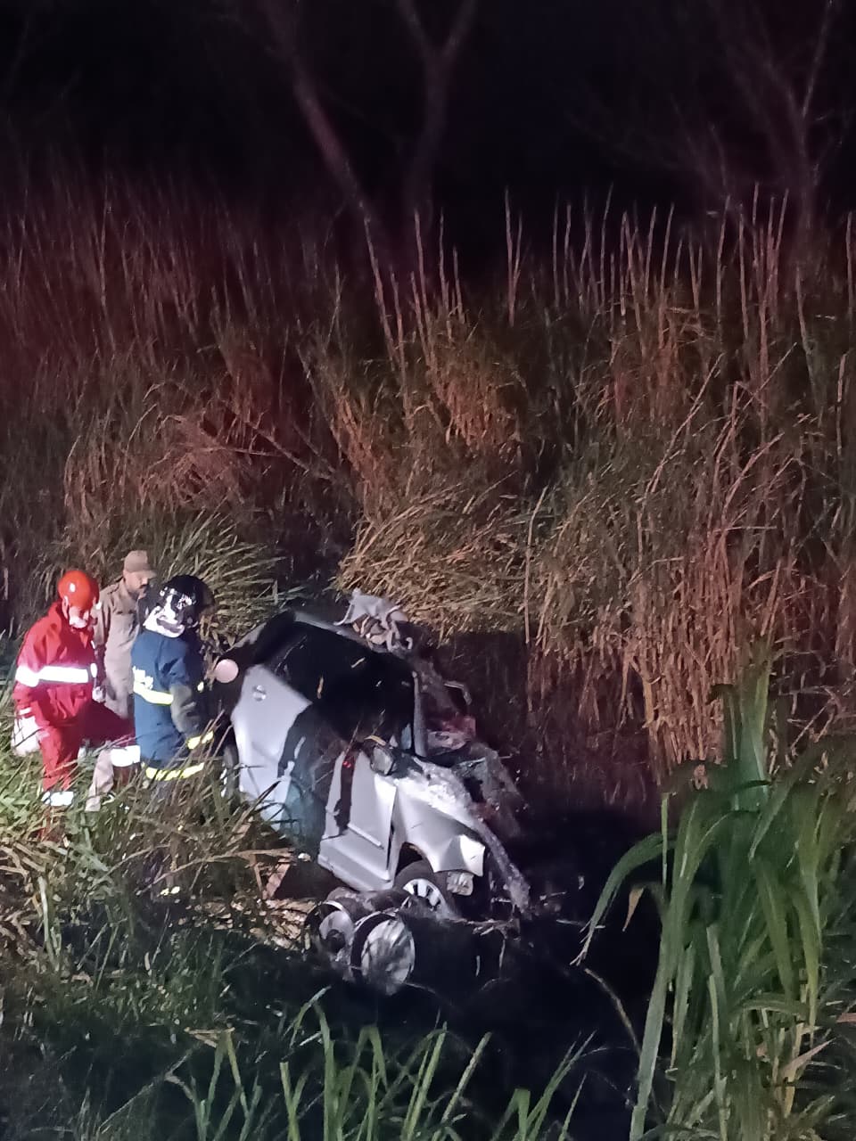 Cinco pessoas morrem após acidente entre carro e caminhão em Arapongas