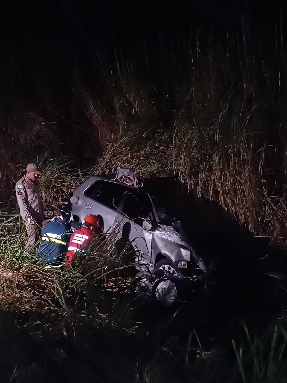 Cinco pessoas morrem após acidente entre carro e caminhão em Arapongas