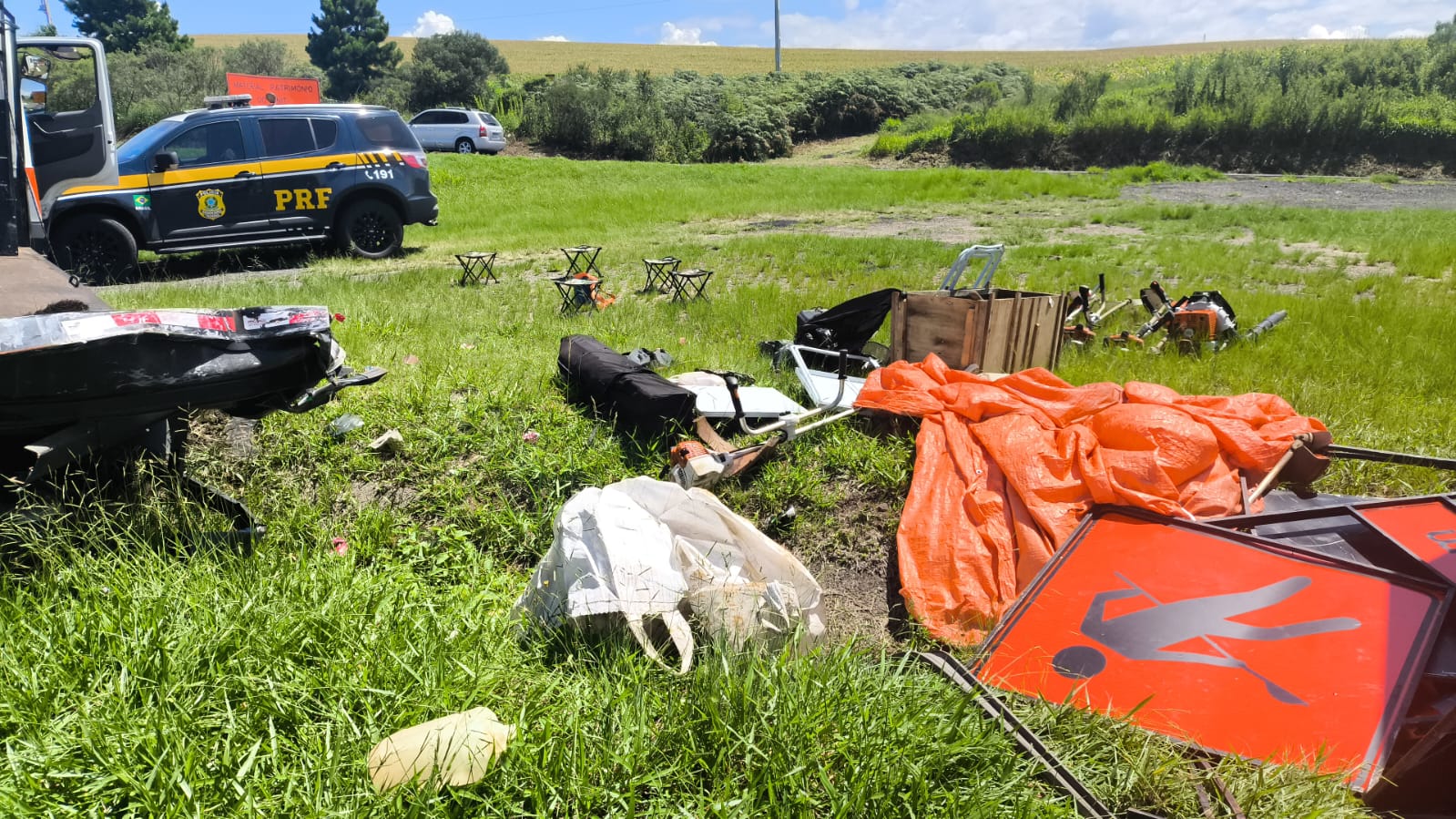 Colisão envolvendo viatura da CCR PRVias deixa feridos e espalha carga na BR-376