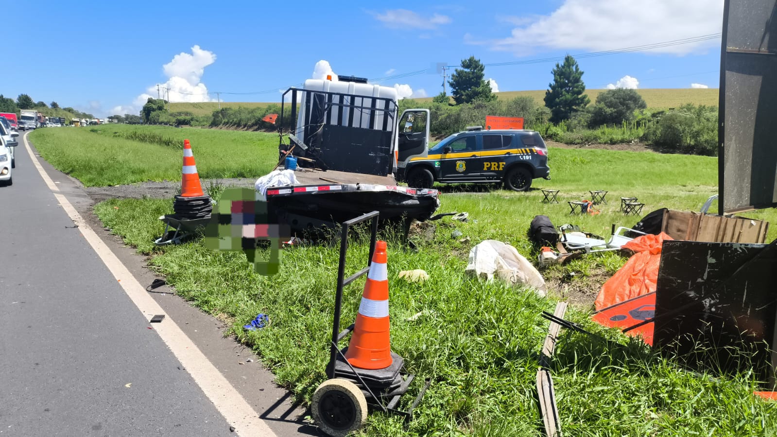 Colisão envolvendo viatura da CCR PRVias deixa feridos e espalha carga na BR-376