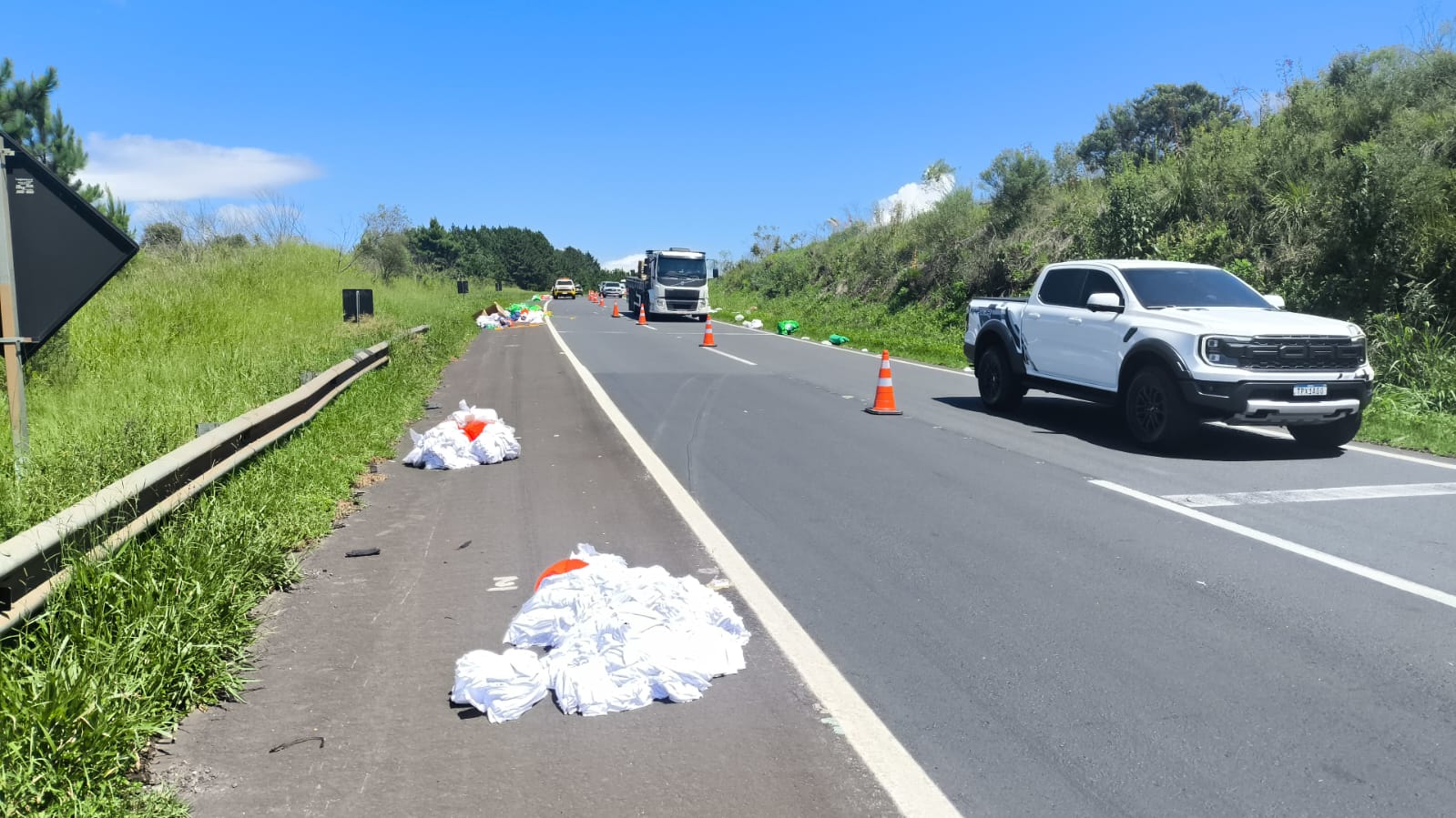 Colisão envolvendo viatura da CCR PRVias deixa feridos e espalha carga na BR-376