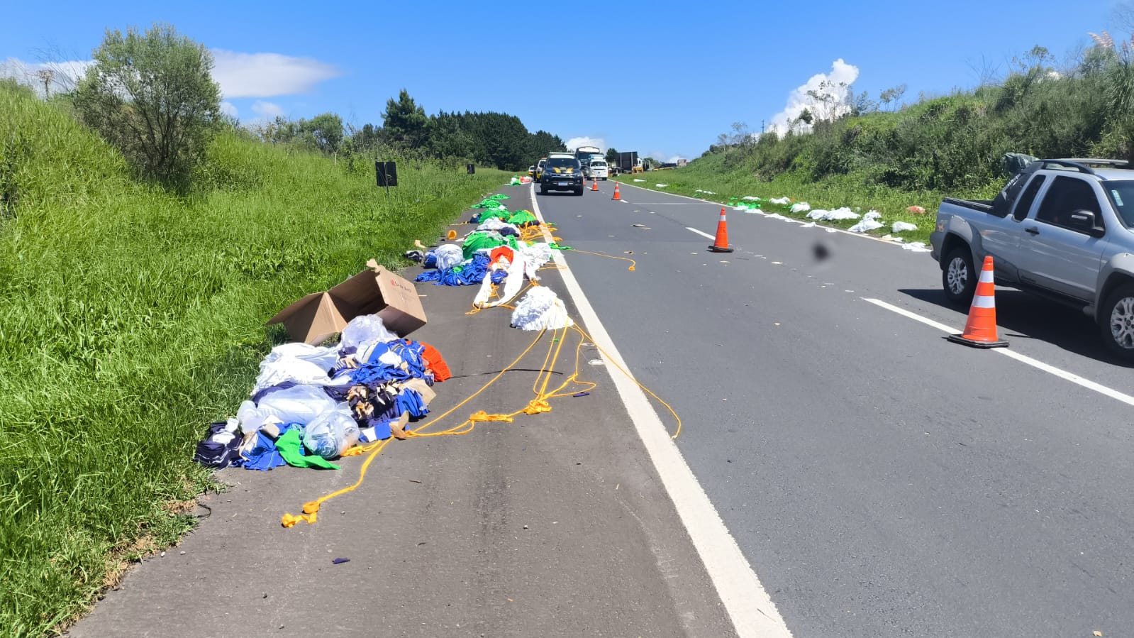 Colisão envolvendo viatura da CCR PRVias deixa feridos e espalha carga na BR-376