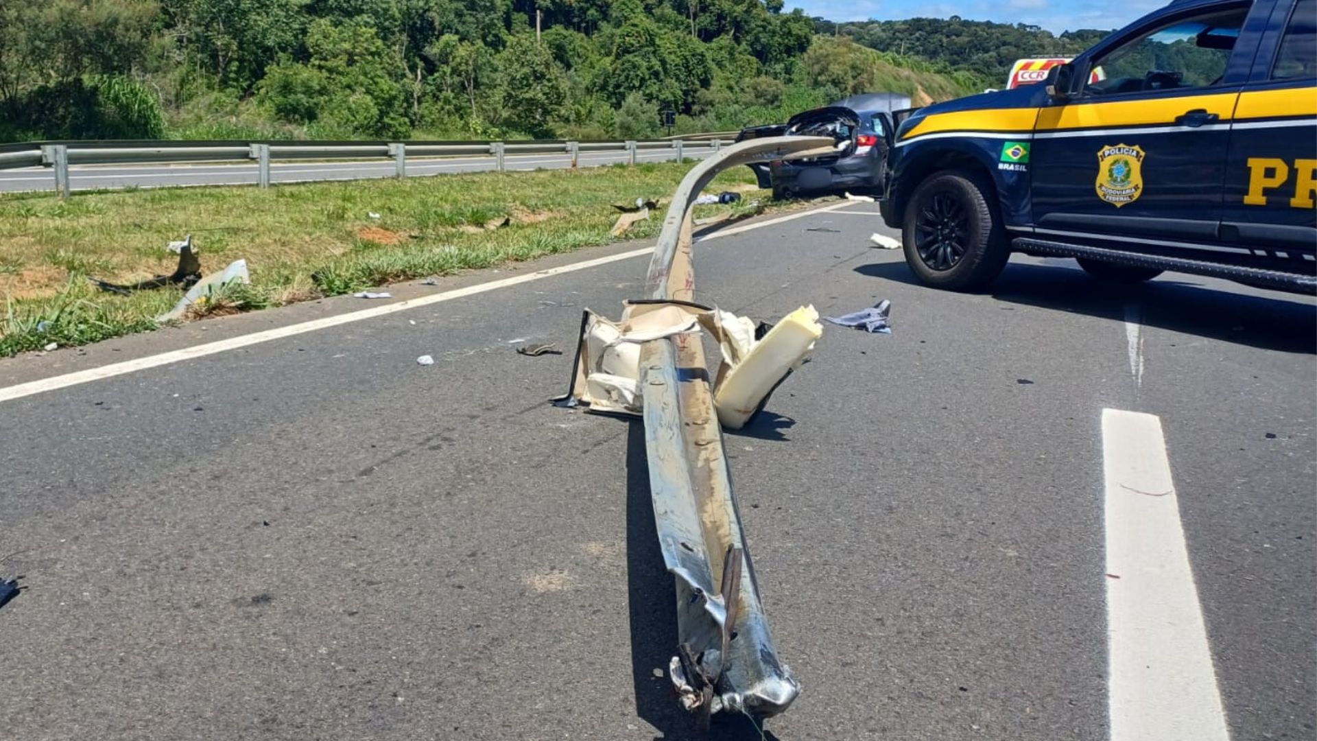 Defensa metálica perfura e atravessa BMW no PR; criança de 5 anos morreu