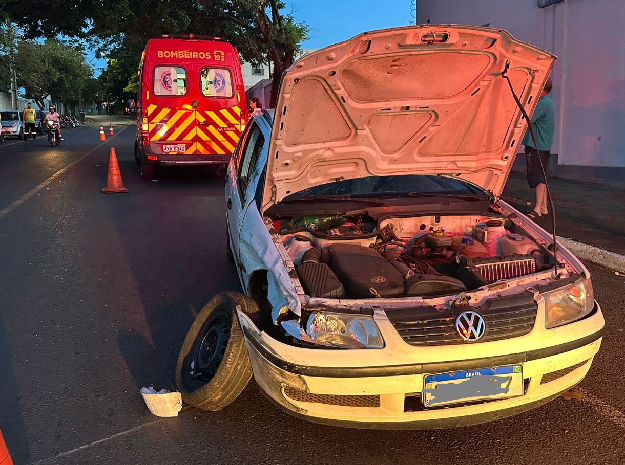 Gol atingiu outros três veículos estacionados