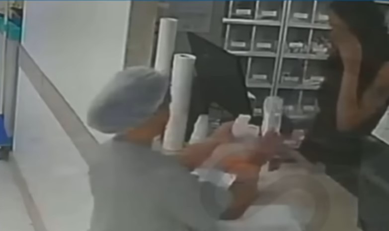 Imagens mostram técnicos de enfermagem ao lado de pacientes mortos no DF