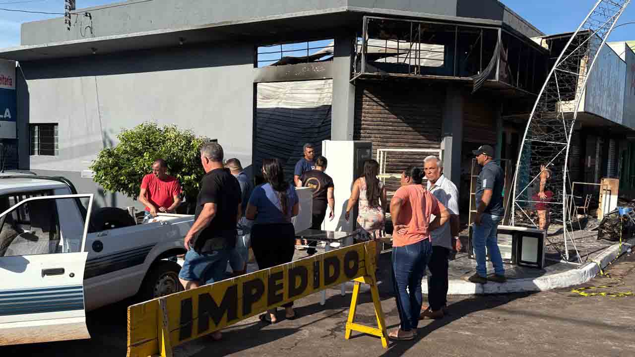 Incêndio atinge três comércios