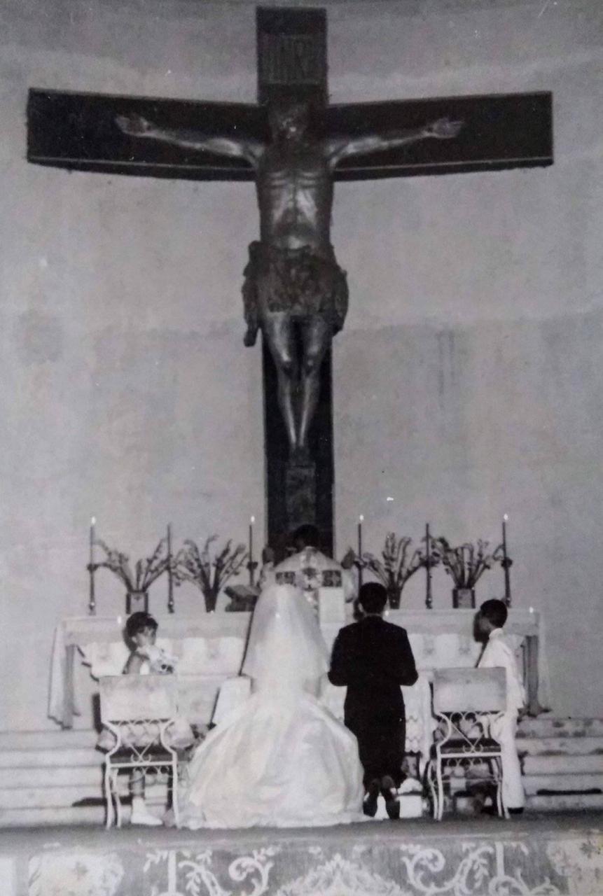 Interior da Catedral, tendo ao fundo o Cristo Crucificado. Imagem colhida durante um casamento, sendo o Padre Mário Briatore