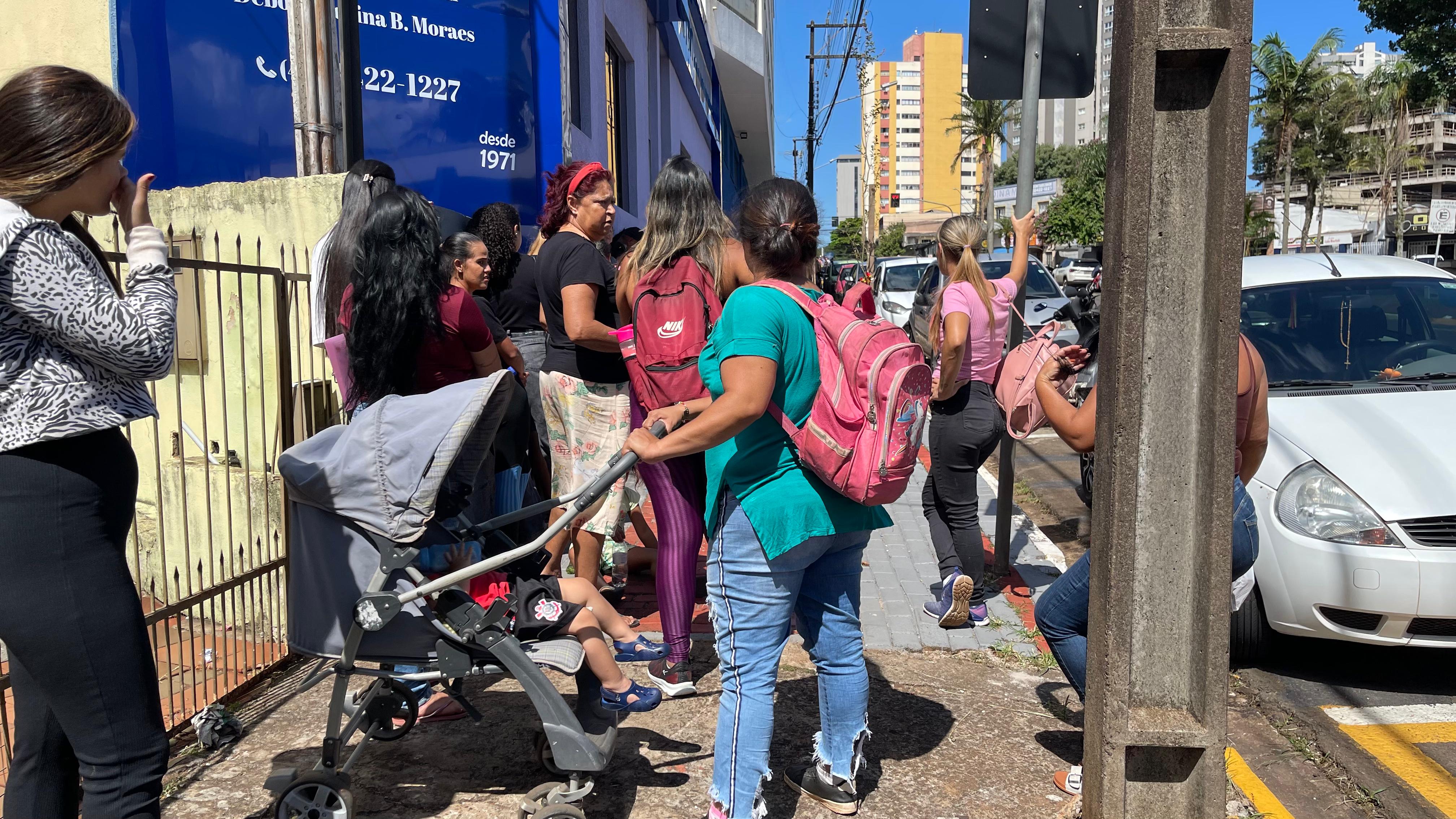 Longas filas se formaram no local, com mulheres e crianças