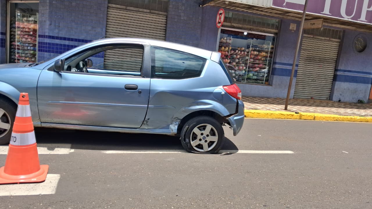 Motorista é socorrida após batida em cruzamento no centro de Apucarana
