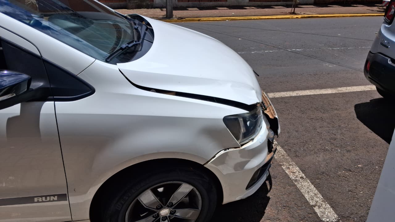 Motorista é socorrida após batida em cruzamento no centro de Apucarana