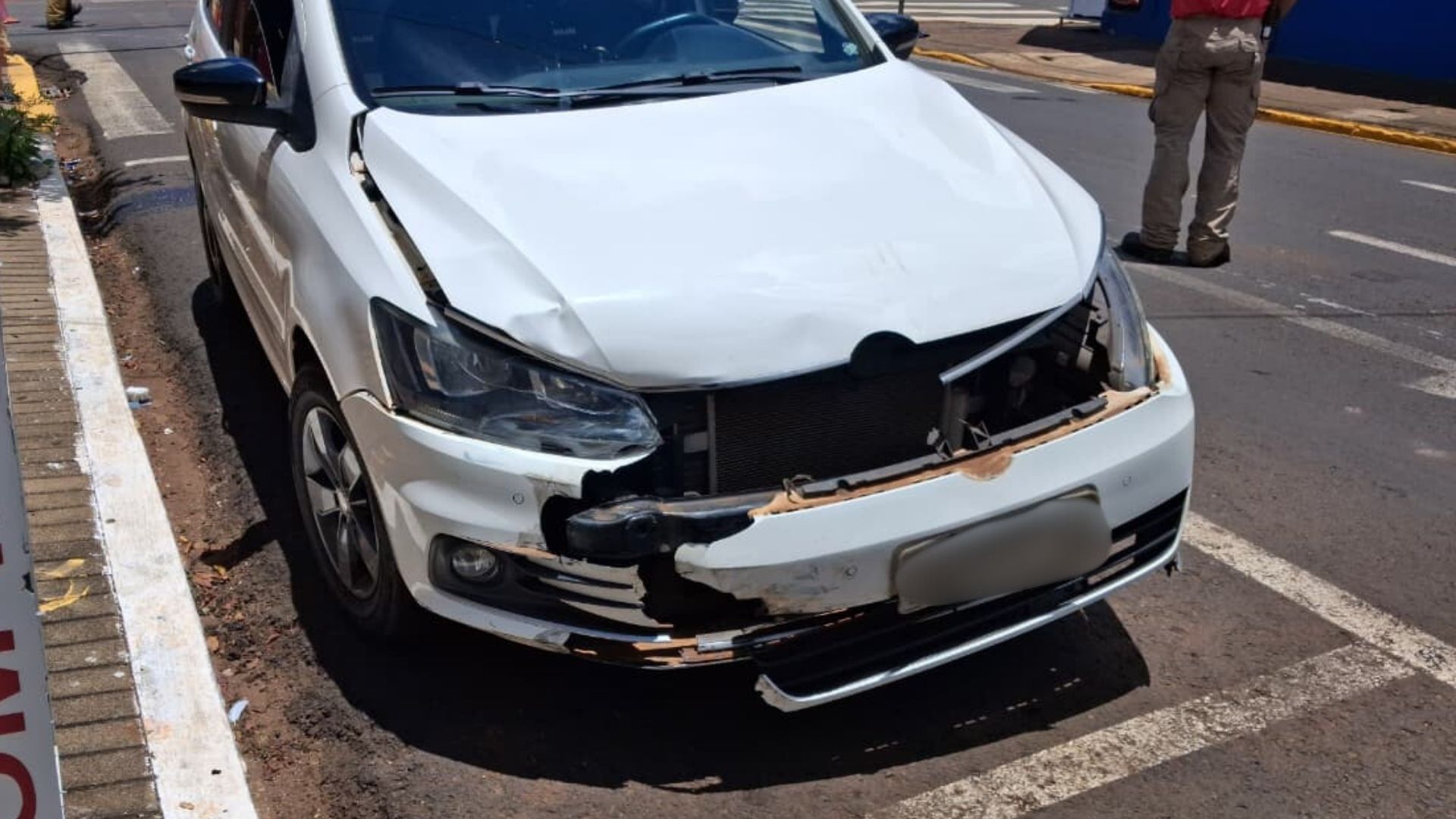 Motorista é socorrida após batida em cruzamento no centro de Apucarana