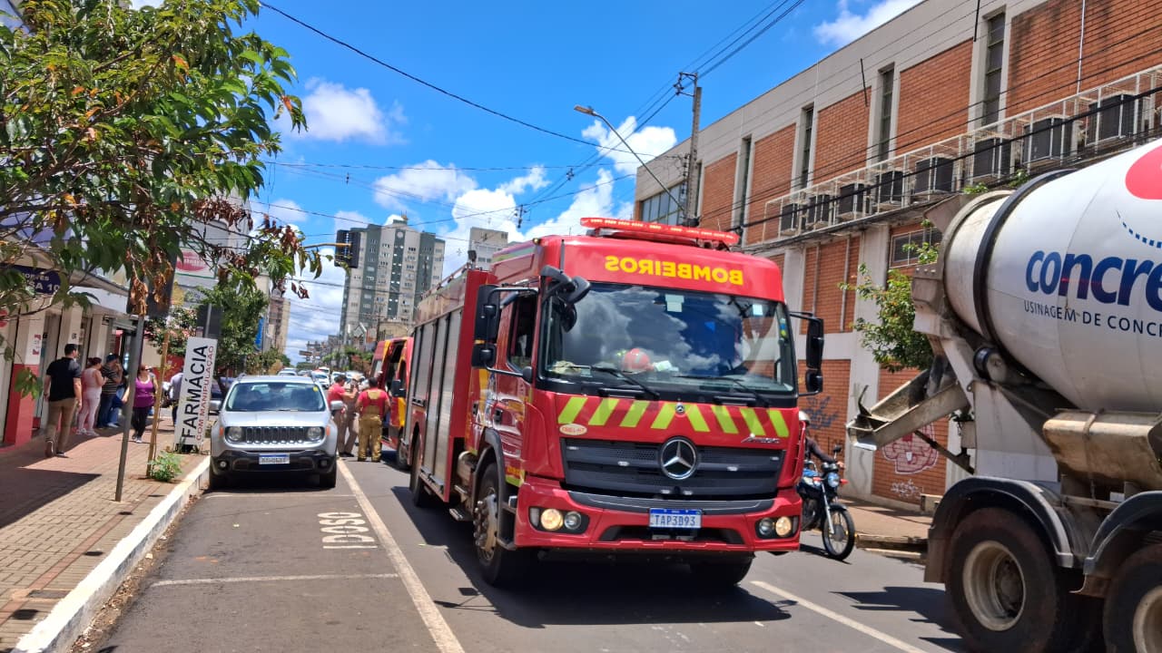 Motorista é socorrida após batida em cruzamento no centro de Apucarana
