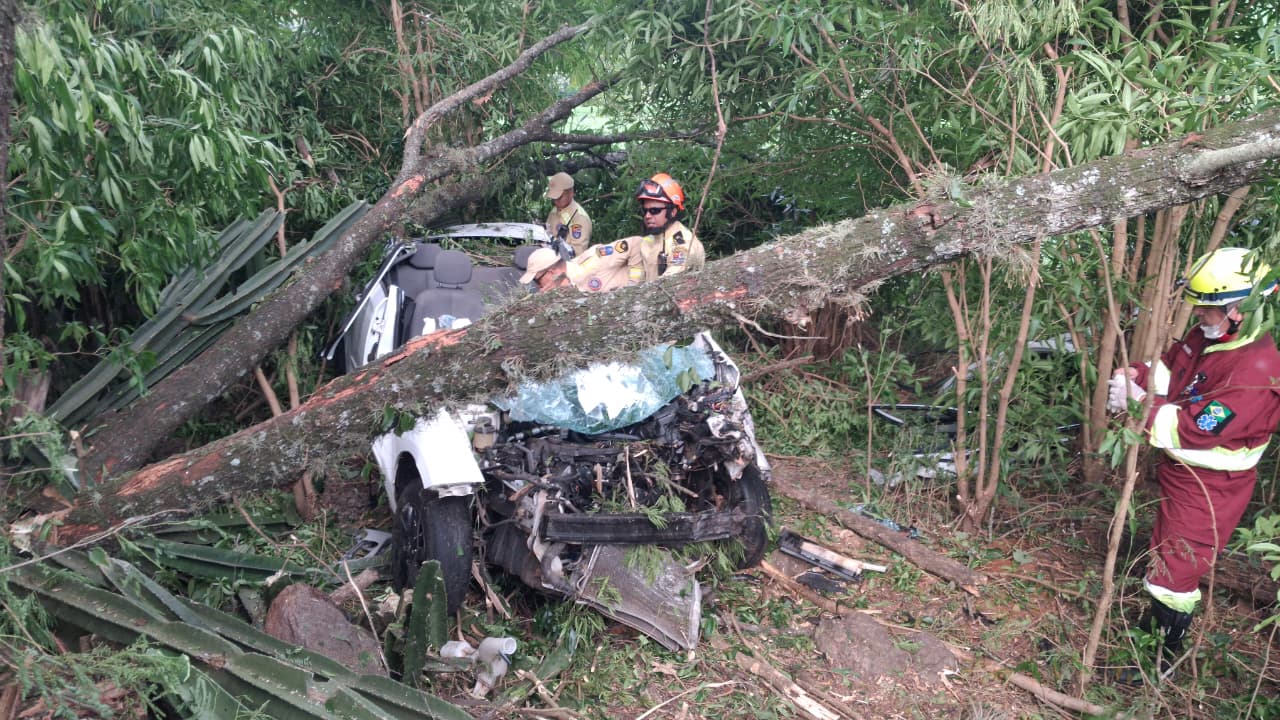 Motorista cai em ribanceira e fica mais de 12 horas preso no carro em Apucarana