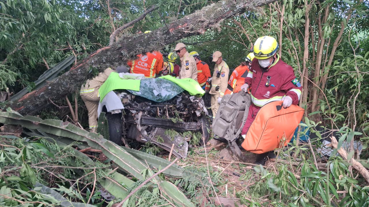 Motorista fica ferido após carro cair em ribanceira no Contorno Norte de Apucarana