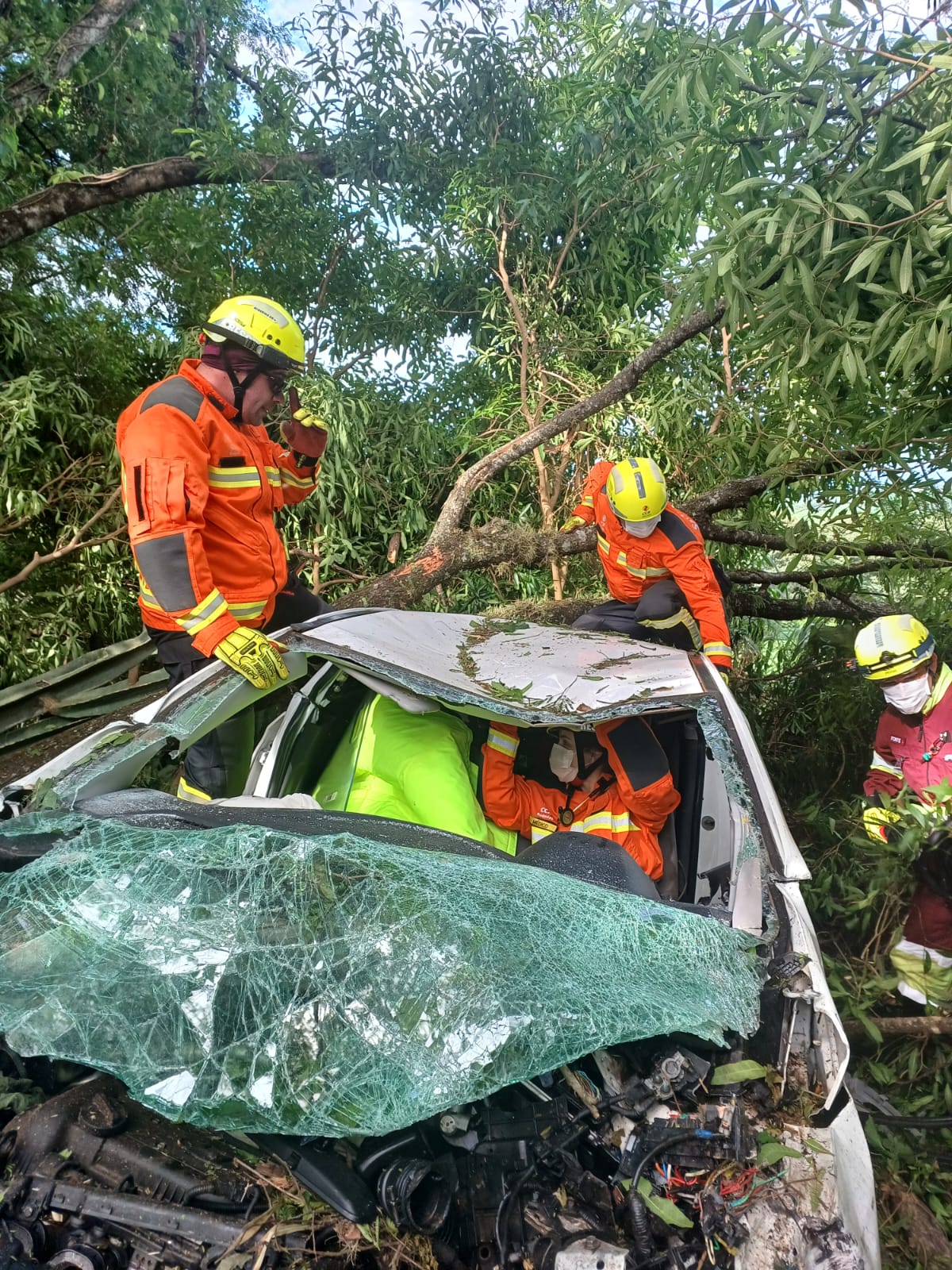 Motorista fica ferido após carro cair em ribanceira no Contorno Norte de Apucarana