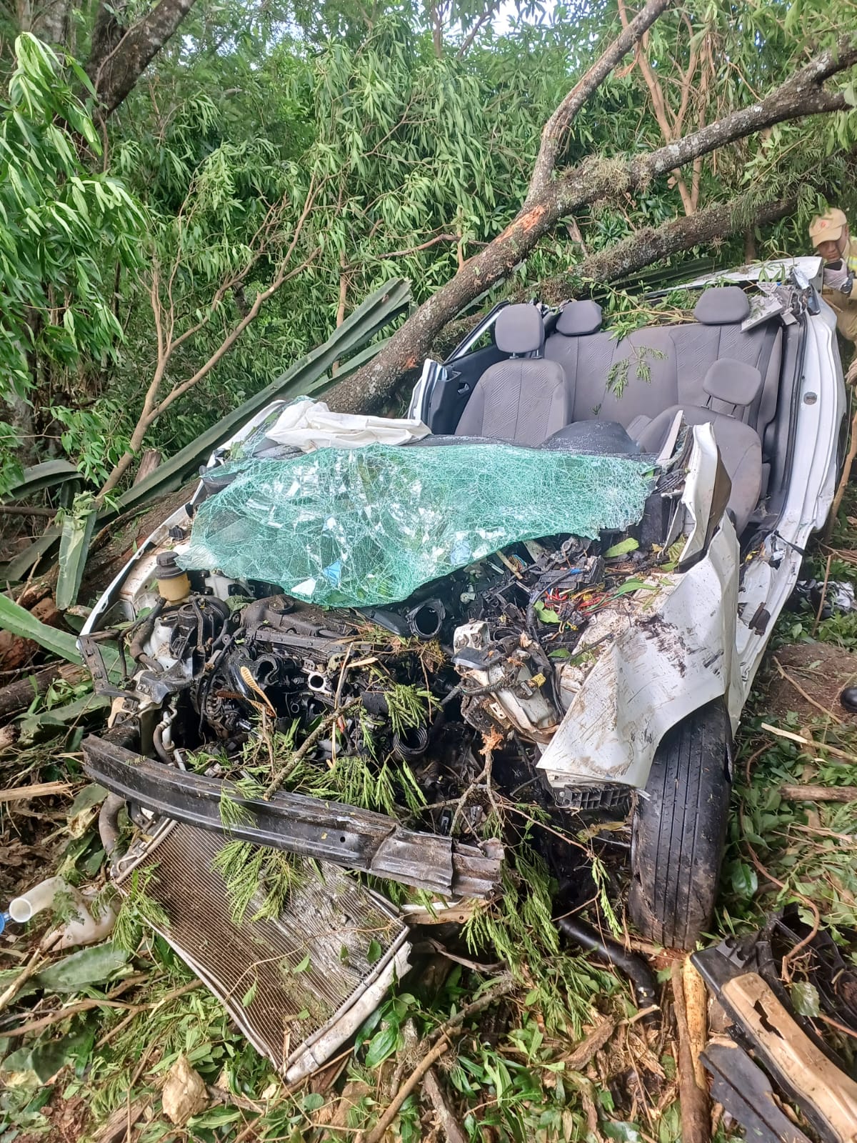 Motorista cai em ribanceira e fica mais de 12 horas preso no carro em Apucarana