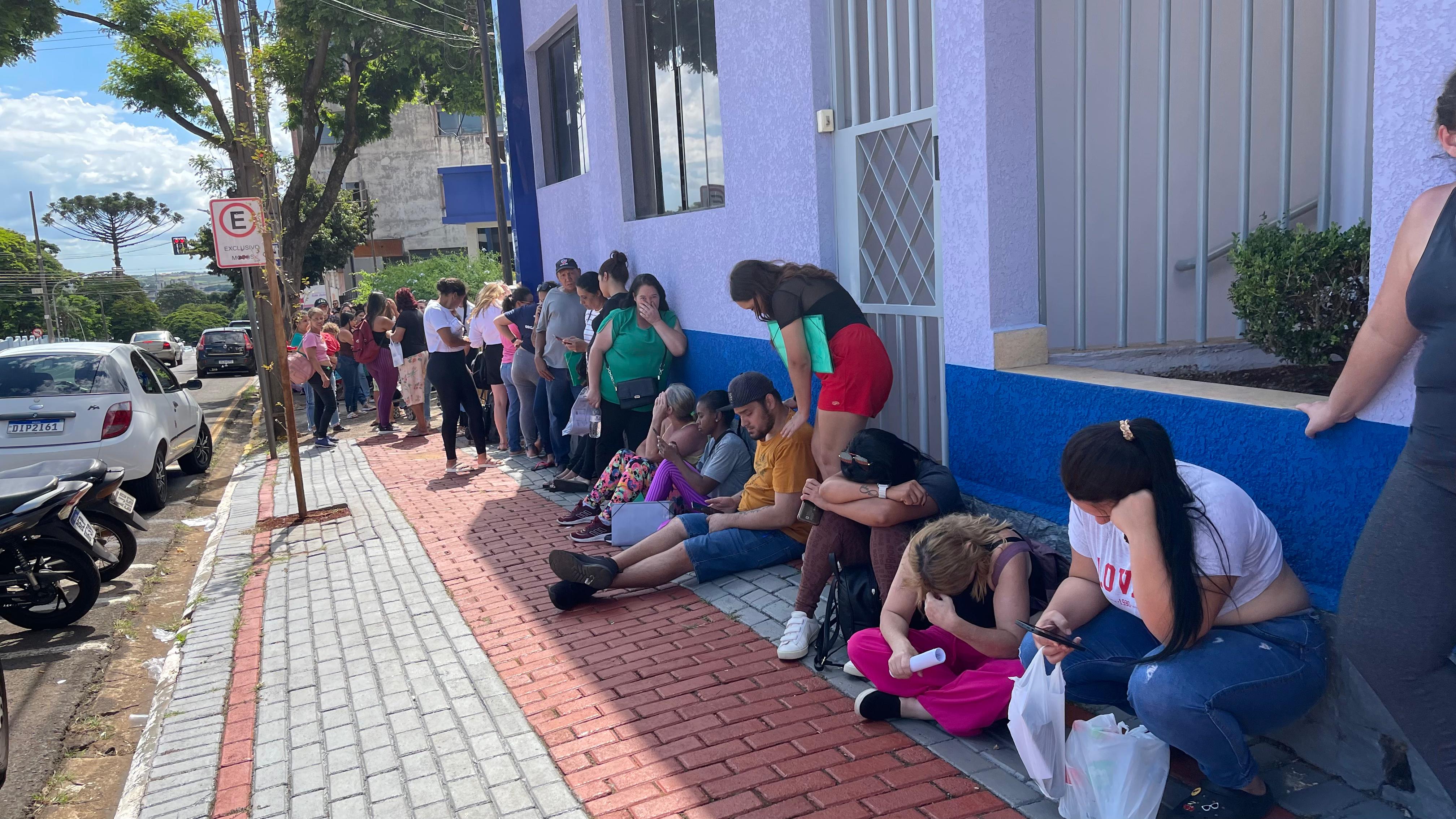 Mulheres brigam em fila de cadastro habitacional em Apucarana; longas filas geram reclamações
