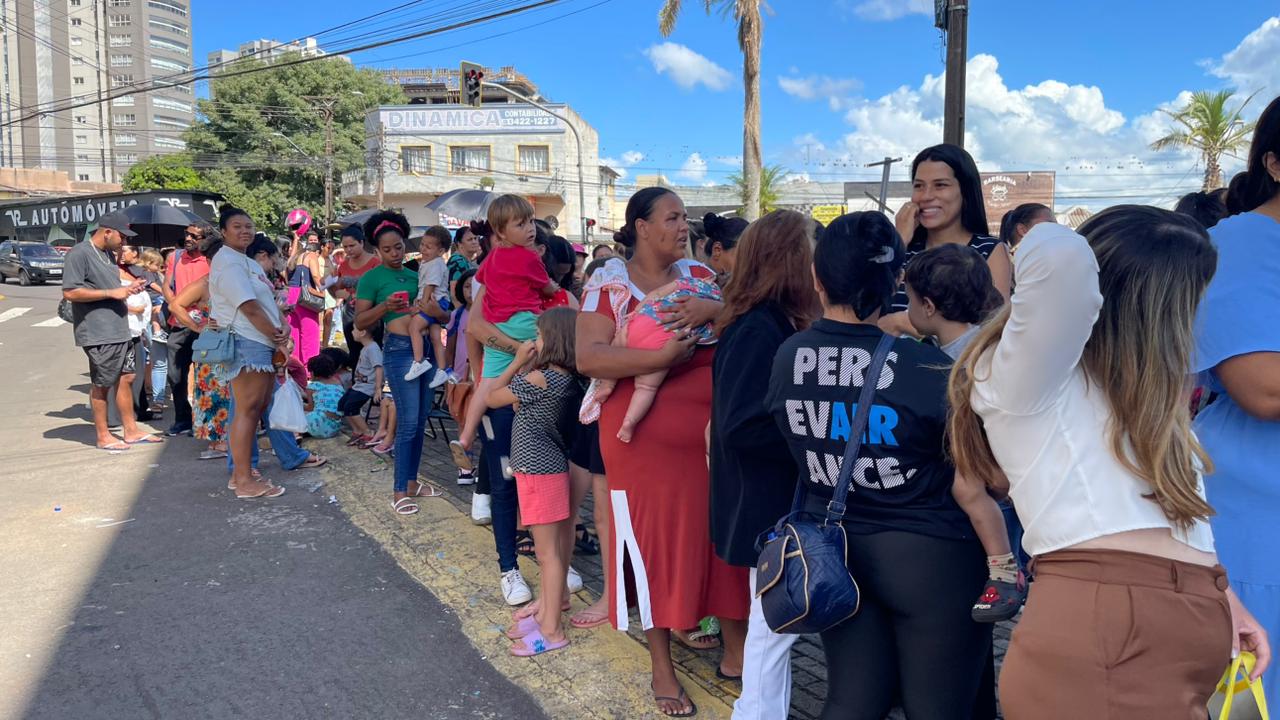 Mulheres brigam em fila de cadastro habitacional em Apucarana; longas filas geram reclamações