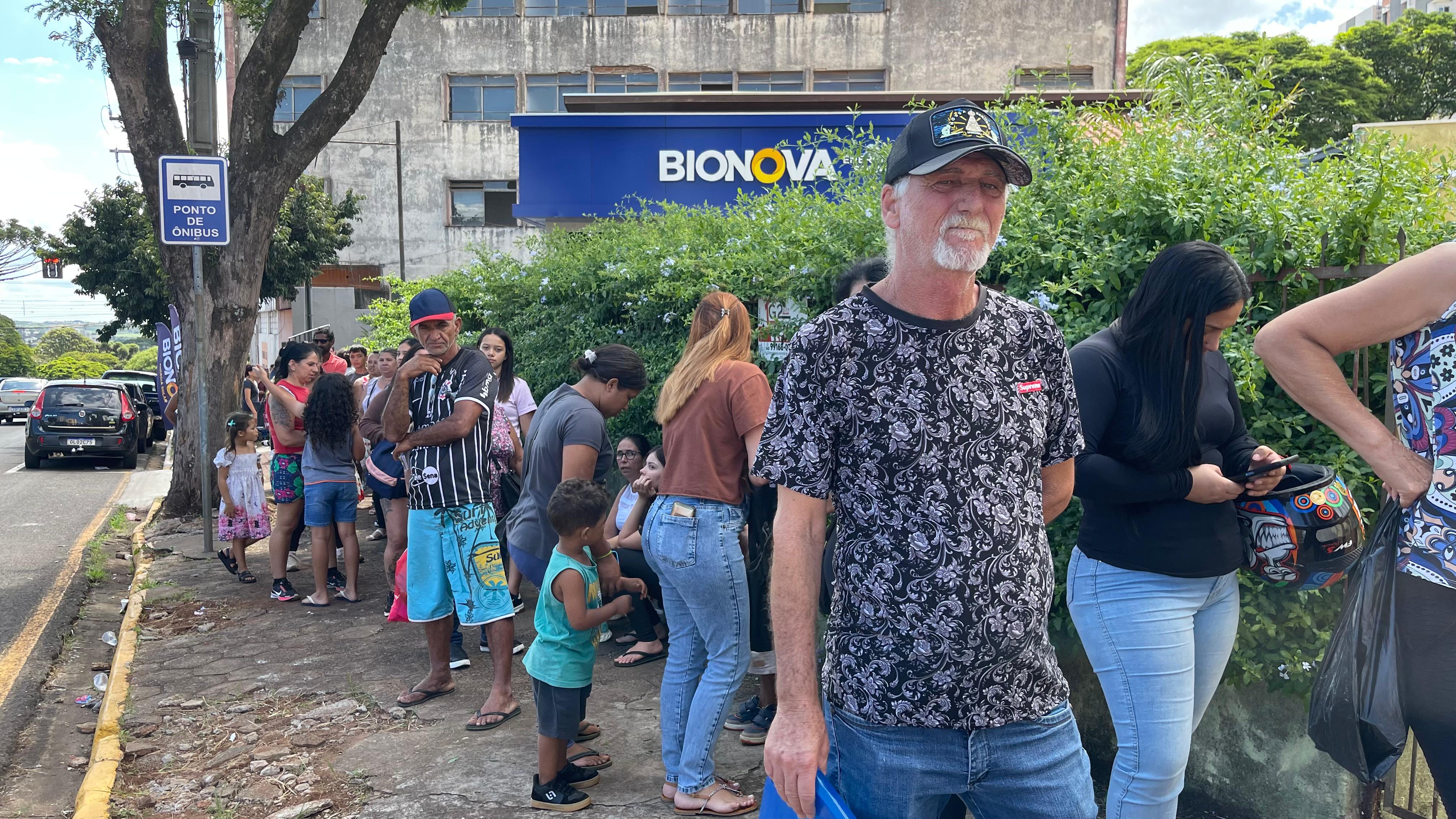 Mulheres brigam em fila de cadastro habitacional em Apucarana; longas filas geram reclamações