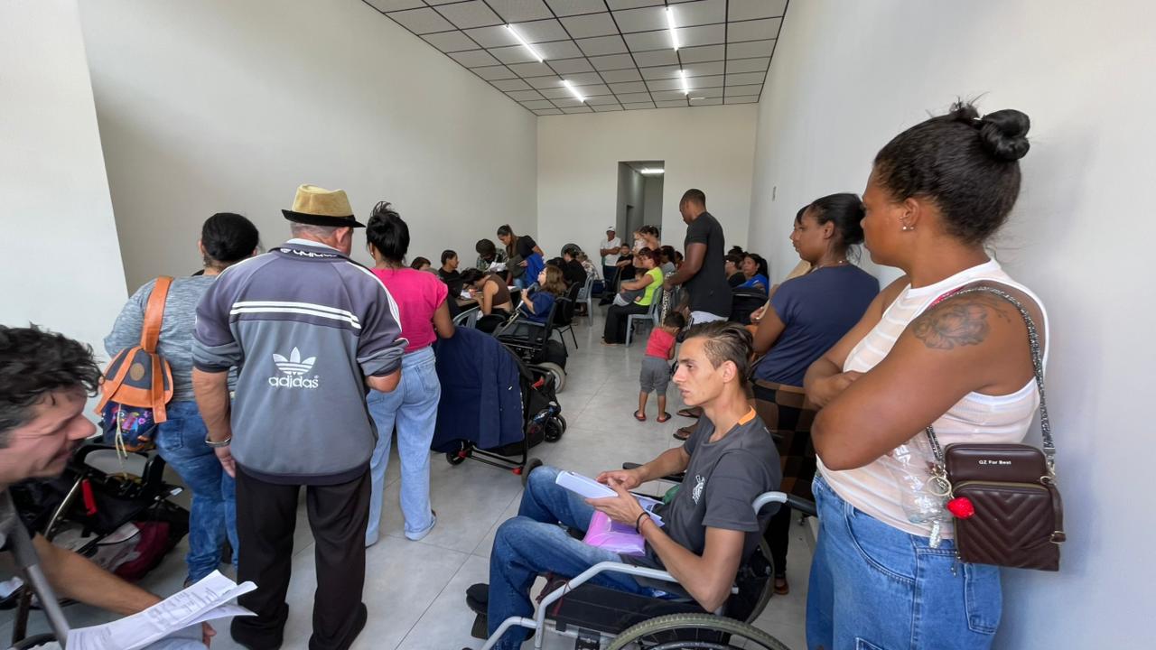 Mulheres brigam em fila de cadastro habitacional em Apucarana; longas filas geram reclamações