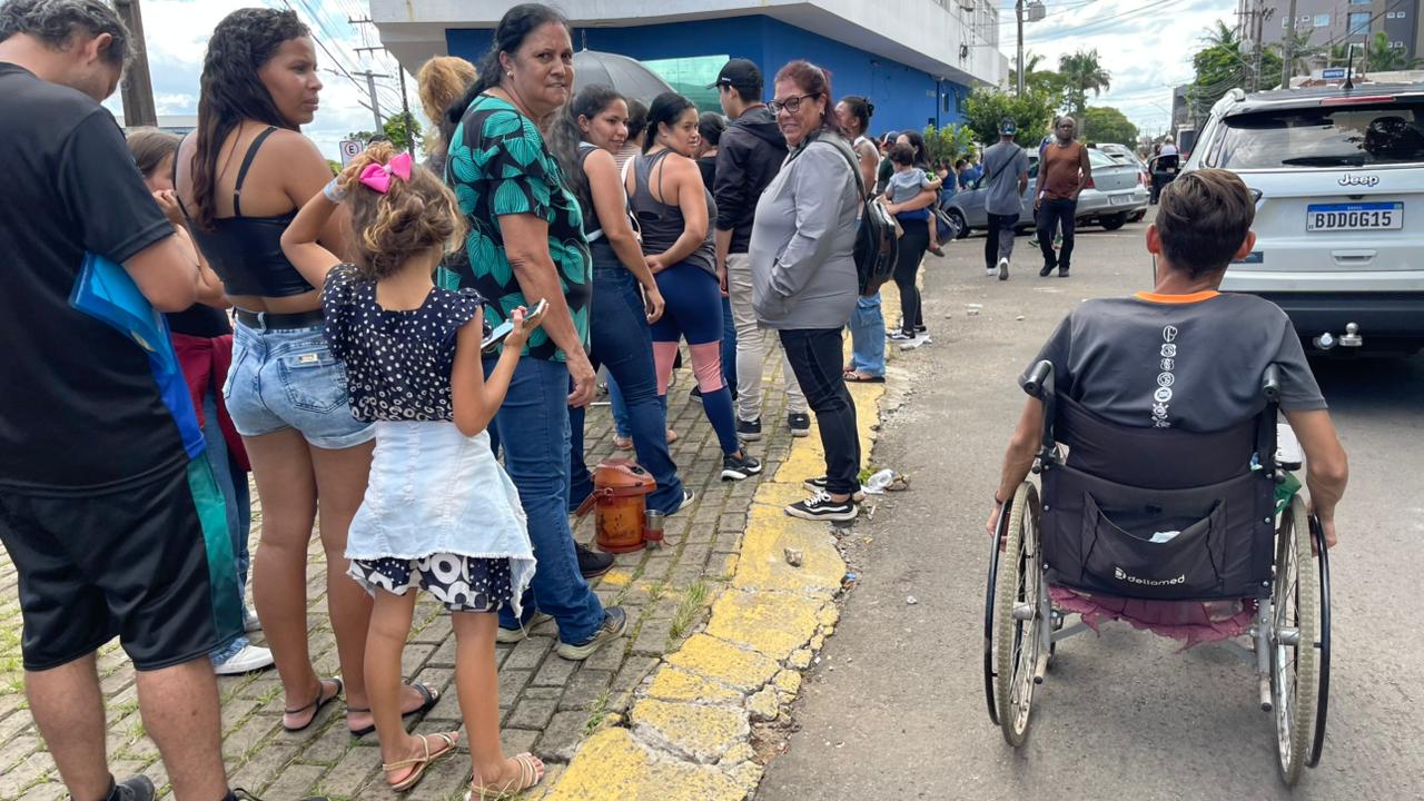 Mulheres brigam em fila de cadastro habitacional em Apucarana; longas filas geram reclamações