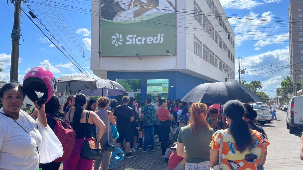 Mulheres brigam em fila de cadastro habitacional em Apucarana; longas filas geram reclamações