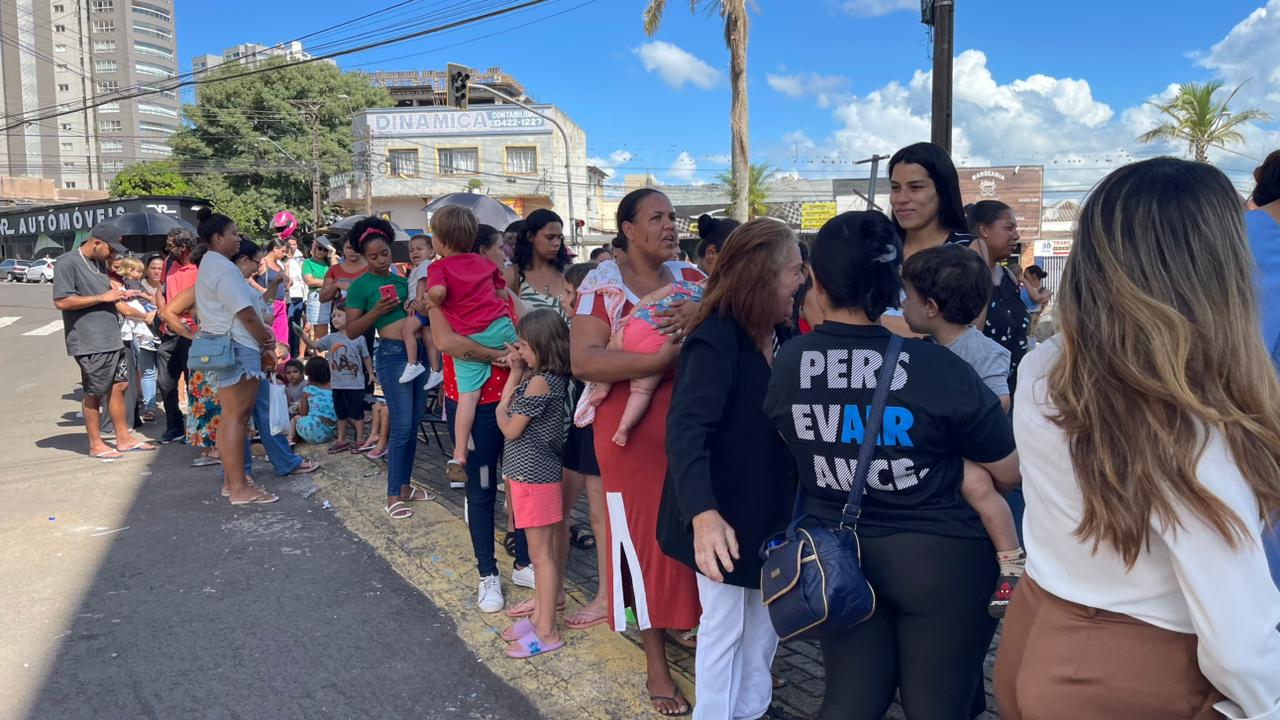Mulheres brigam em fila de cadastro habitacional em Apucarana; longas filas geram reclamações