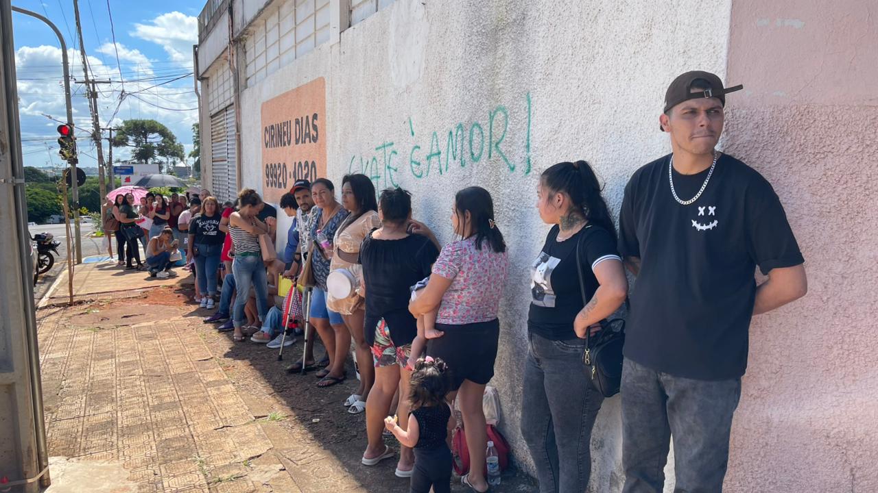 Mulheres brigam em fila de cadastro habitacional em Apucarana; longas filas geram reclamações