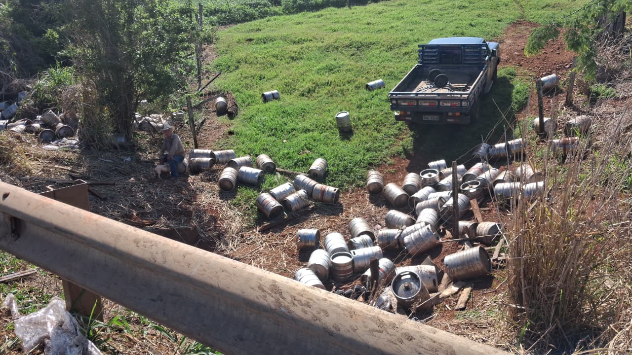 PR-444 é interditada para retirada de caminhão em colisão que matou 5