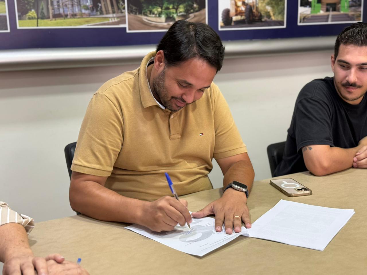 Prefeitura de Cambira assina contrato de construção de nova sede da Apae