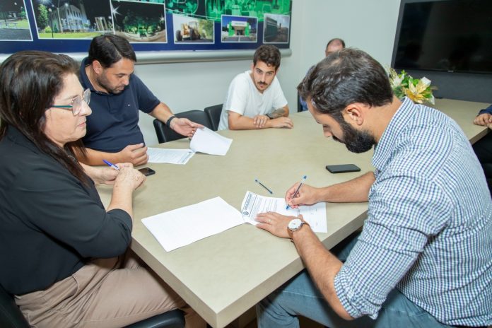 Cambira inicia projeto de nova praça com quadra de beach tennis