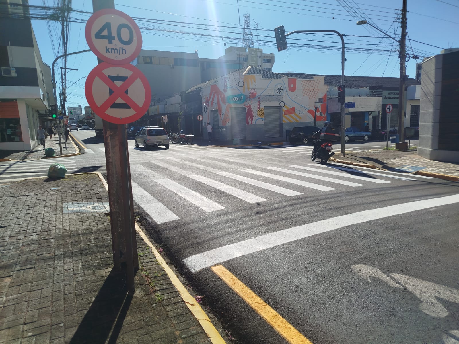 Prefeitura troca sinalização e retira faixas de pedestres polêmicas