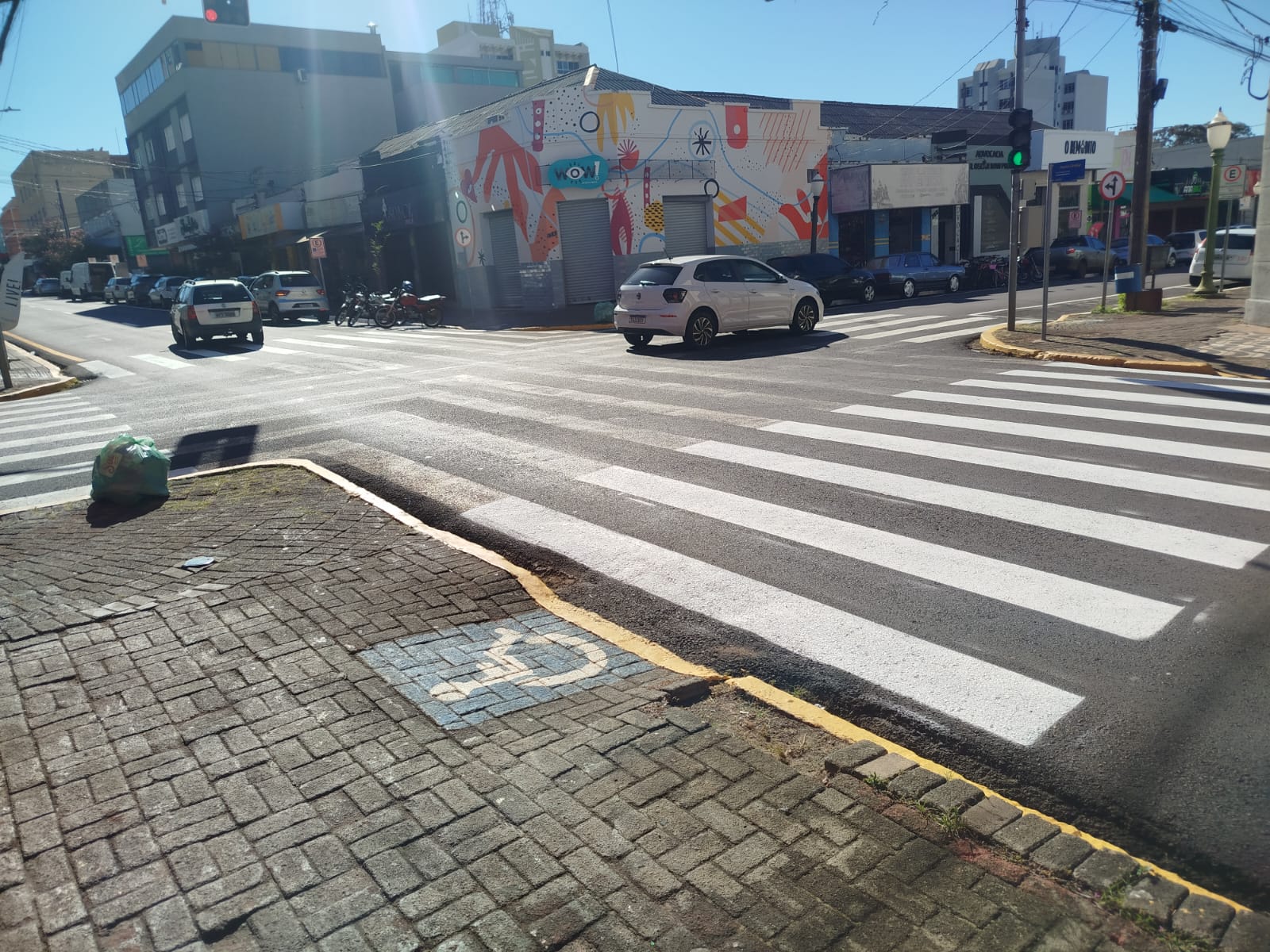 Prefeitura troca sinalização e retira faixas de pedestres polêmicas