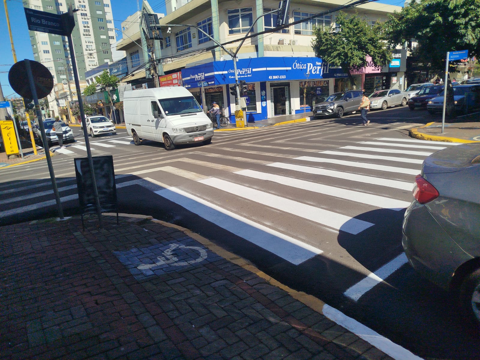 Prefeitura troca sinalização e retira faixas de pedestres polêmicas