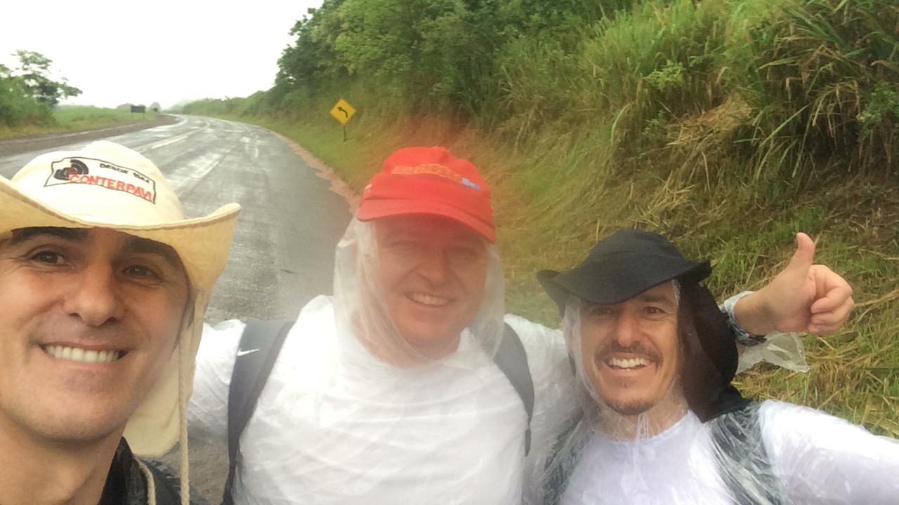 Romeiros percorrem 99 km de Apucarana a Lunardelli movidos pela fé