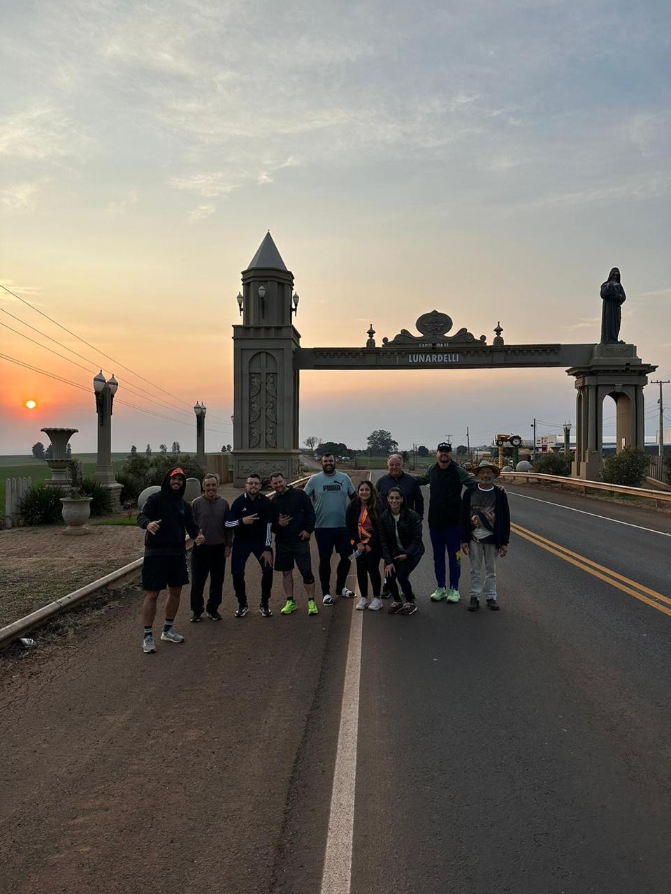 Romeiros percorrem 99 km de Apucarana a Lunardelli movidos pela fé