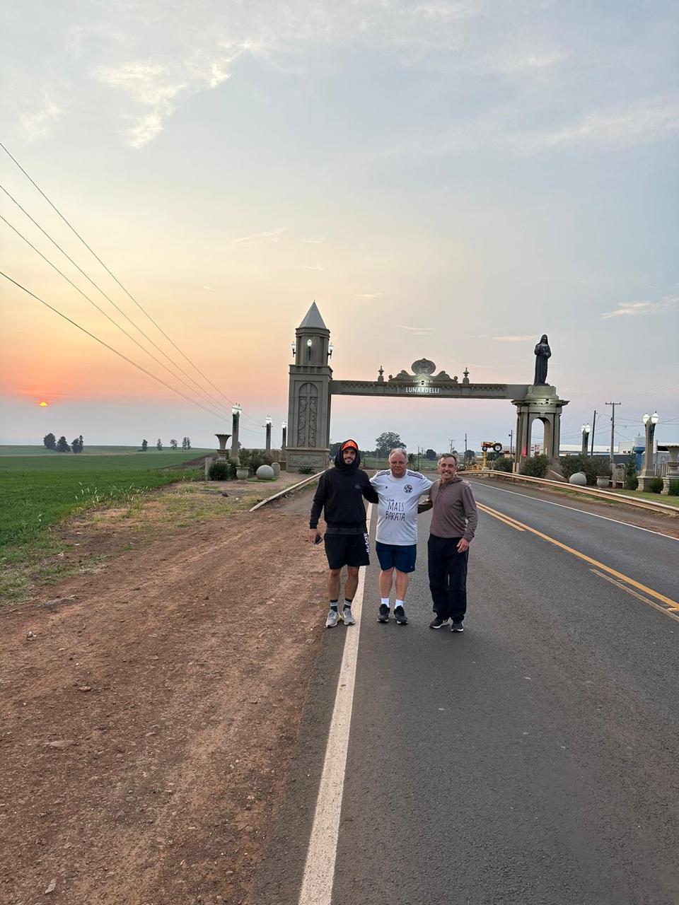 Romeiros percorrem 99 km de Apucarana a Lunardelli movidos pela fé