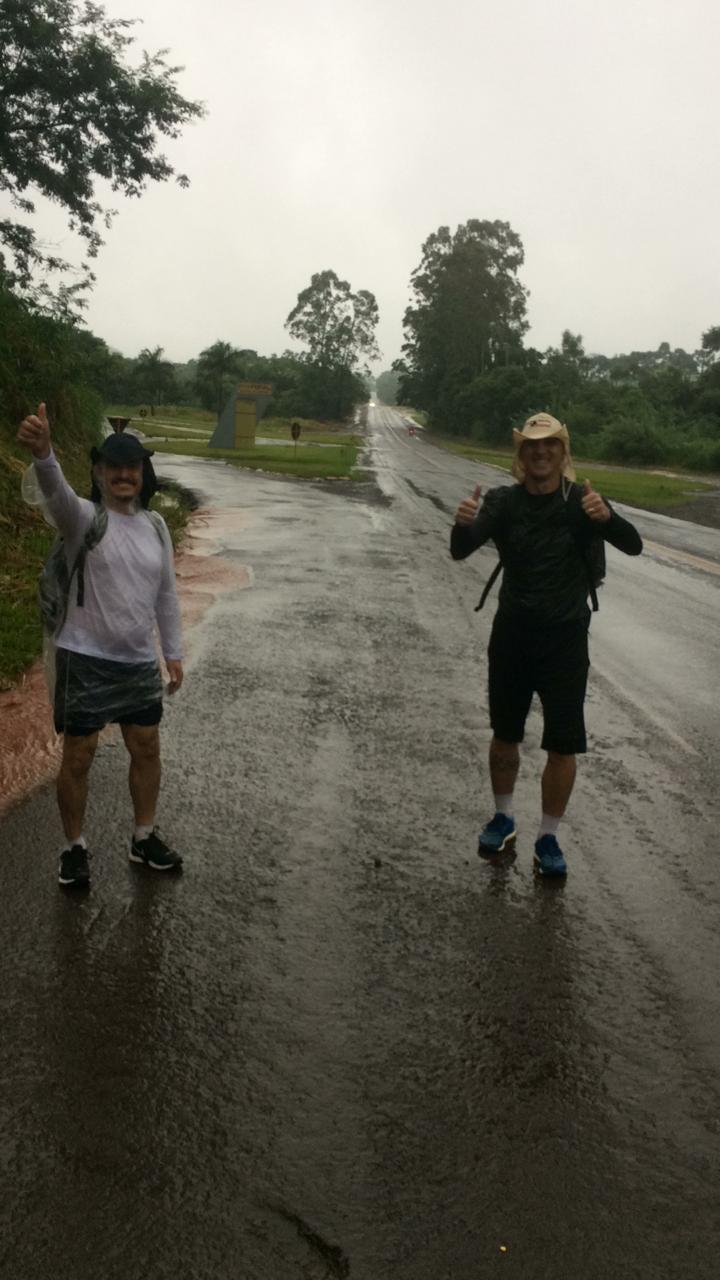 Romeiros percorrem 99 km de Apucarana a Lunardelli movidos pela fé