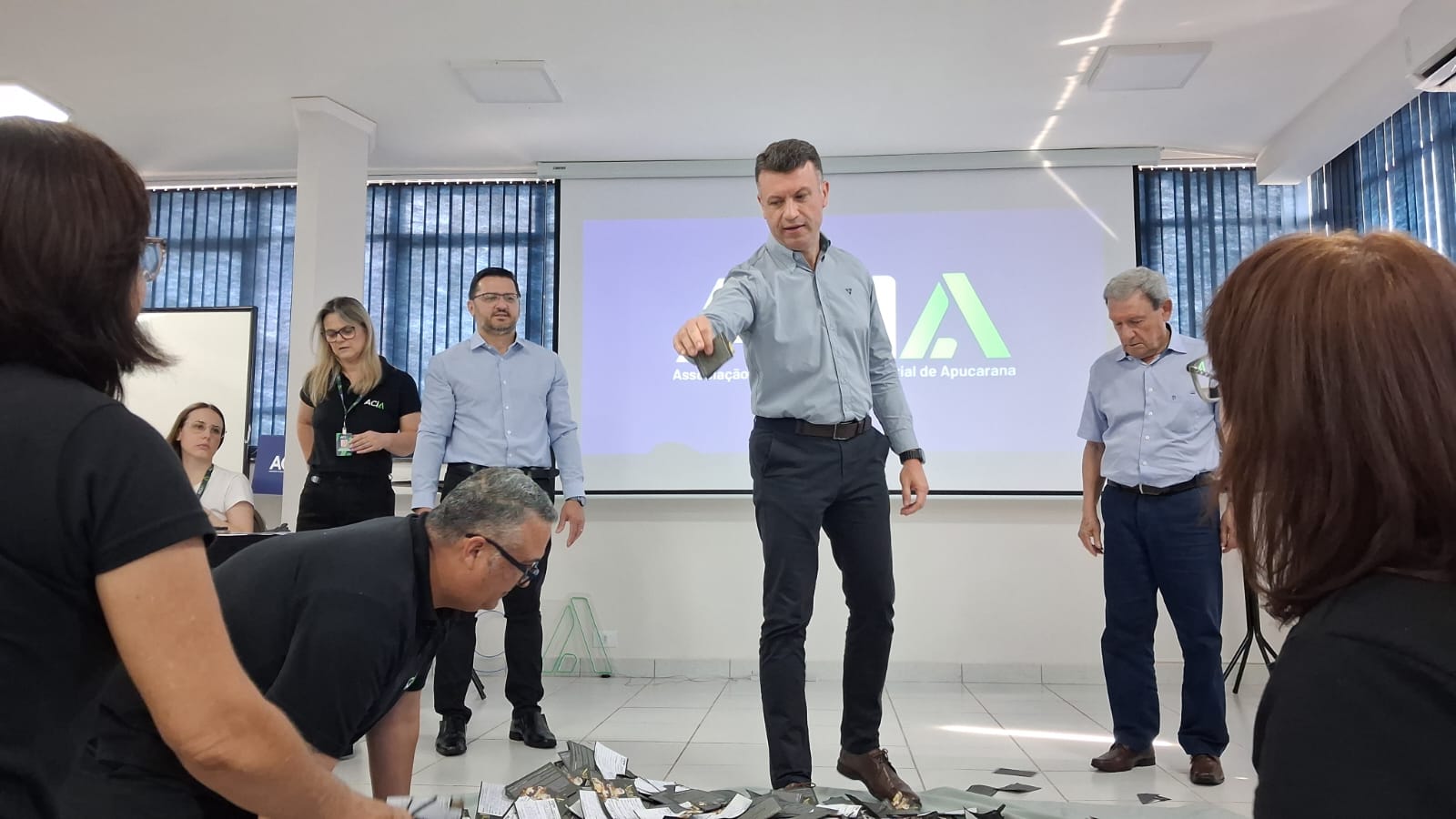 Sorteio final da campanha "Natal Apucarana" da Acia distribui R$ 30 mil