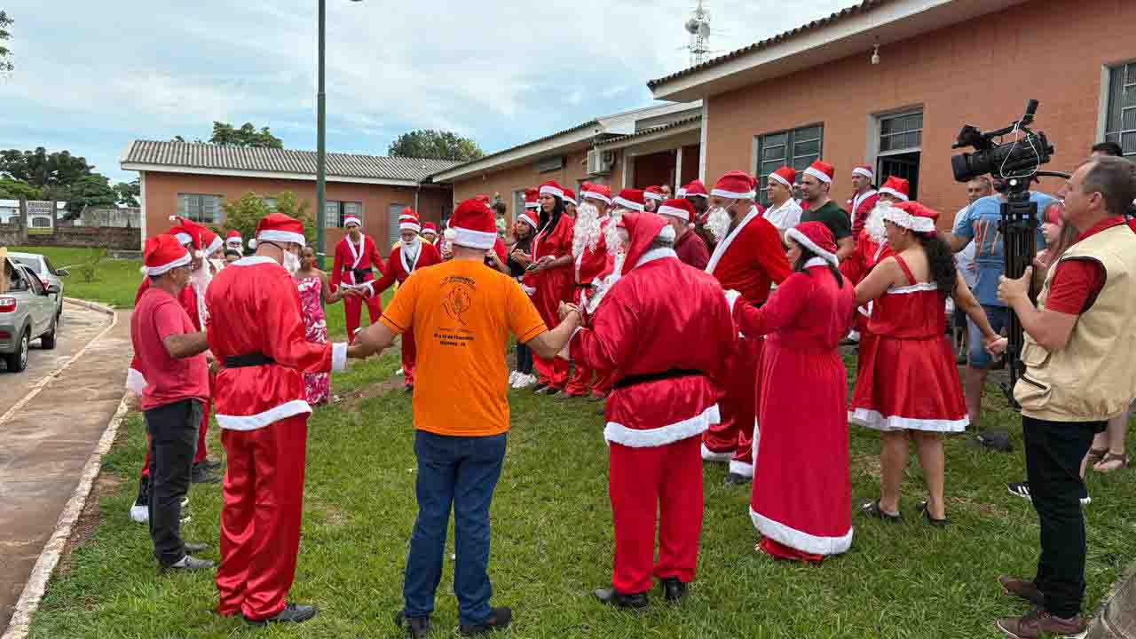 Voluntários vestidos de Papai Noel distribuem brinquedos em Ivaiporã
