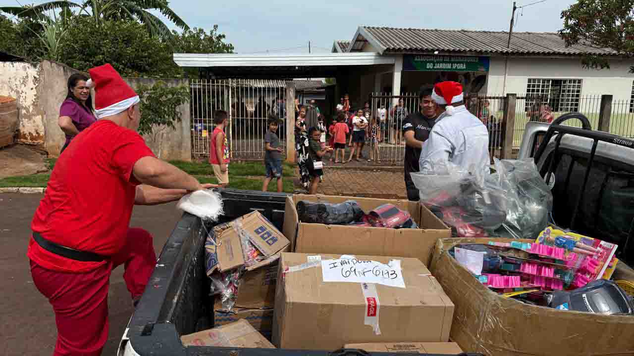 Voluntários vestidos de Papai Noel distribuem brinquedos em Ivaiporã